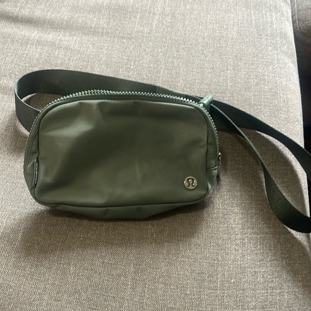 Lululemon green belt bag 1L